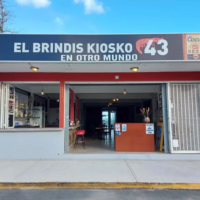 The front of El Brindis Kiosko En Otro Mundo, offering a variety of seafood.
