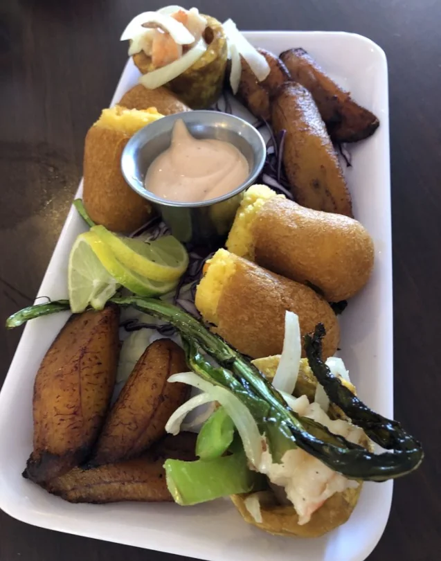 An appetizer of fried plantains with dipping sauce at El Brindis Kiosko En Otro Mundo.